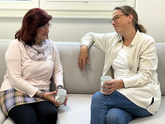 Beratungssituation - zwei Frauen auf einem Sofa im Gespräch miteinander